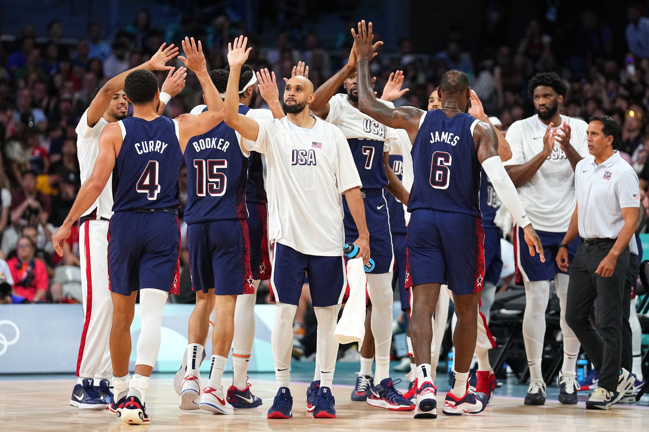 Equipe dos EUA durante partida com a Sérvia (Foto: Divulgação/USA Basketball)