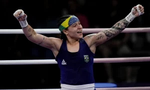 Bia Ferreira comemora vitória na estreia nas Olimpíadas (Foto: : Alexandre Loureiro/COB)