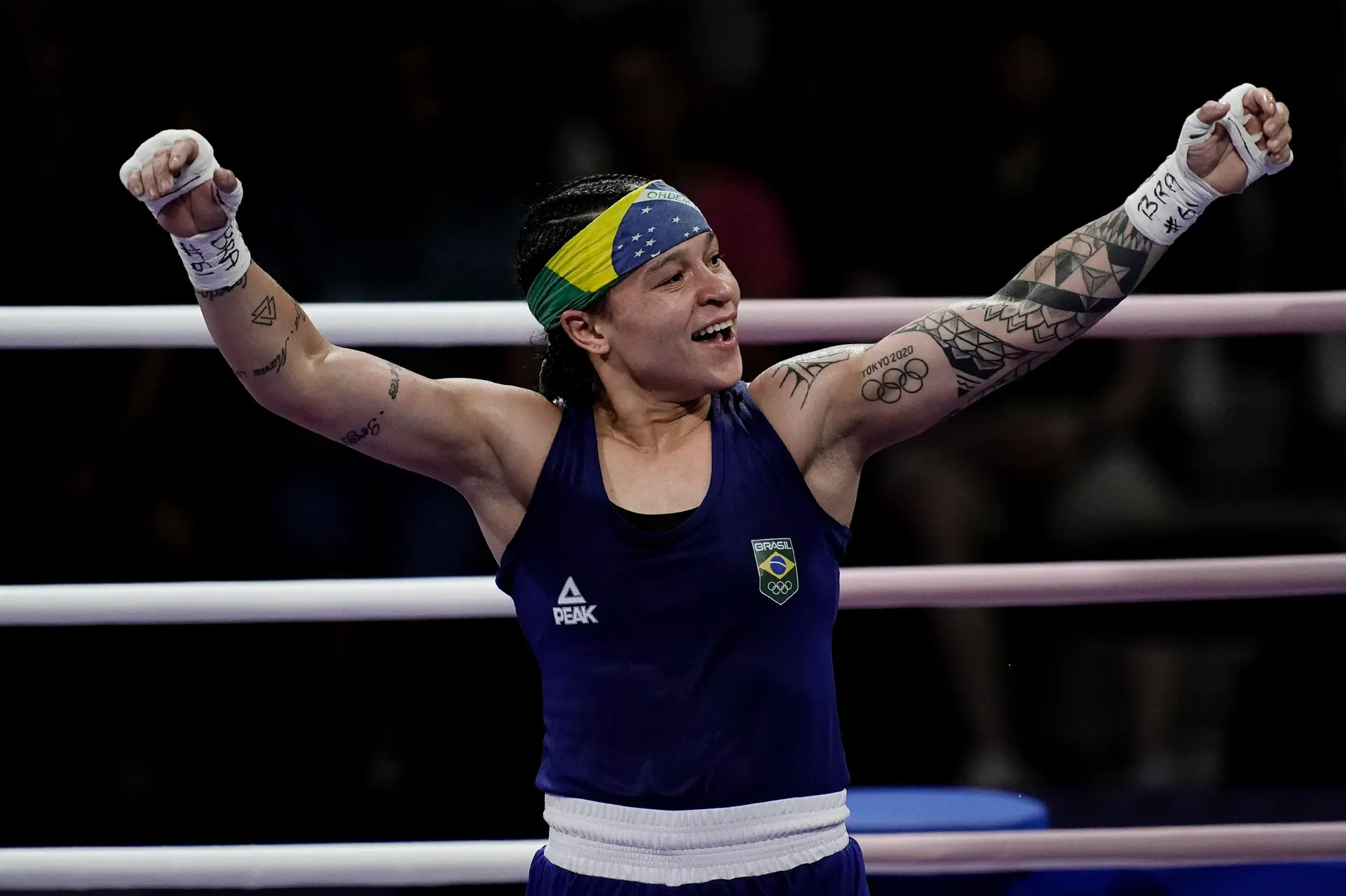 Bia Ferreira comemora vitória na estreia nas Olimpíadas (Foto: : Alexandre Loureiro/COB)