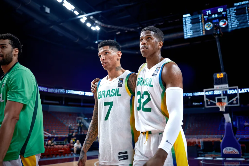 O Brasil busca voltar a disputar as Olimpíadas no basquete após ficar de fora em Tóquio 2020 (Foto: Divulgação / fiba.basketball)