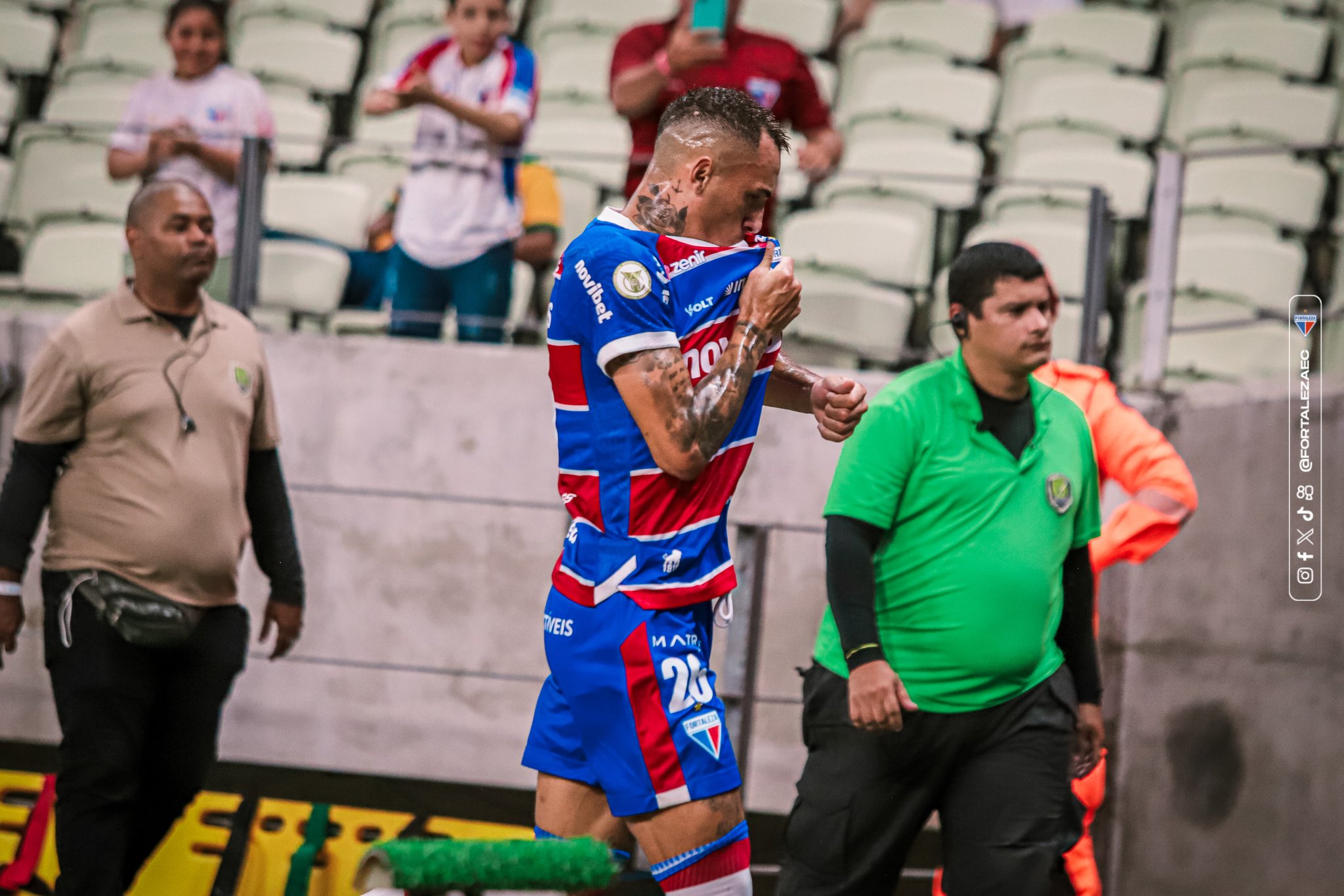 Breno Lopes celebra seu gol diante do Vitória. (Foto: Matheus Lotif/Fortaleza EC)