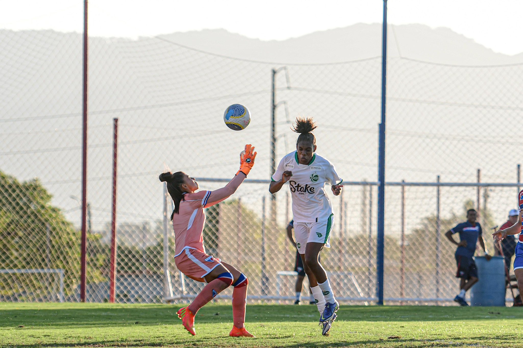 Thalita antecipa a goleira Renata para marcar o gol. (Foto: Nathan Bizotto/EC Juventude)