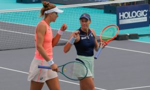 Luisa Stefani de azul e Bia Haddad de rosa (Foto: Mubadala Abu Dhabi Open)