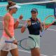 Luisa Stefani de azul e Bia Haddad de rosa (Foto: Mubadala Abu Dhabi Open)
