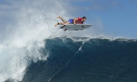 Leonardo Fioravanti em Teahupo'o no surfe. (Foto: Ben Thouard - Pool/Getty Images)