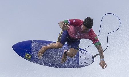 Gabriel Medina voa em Teahupoo. (Foto: Sean M. Haffey/Getty Images)