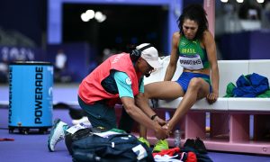 Valdileia Martins sente lesão e desiste da final do salto em altura (Foto: Ben Stansall/Getty Images)