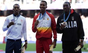 Atletas do salto triplo com medalhas