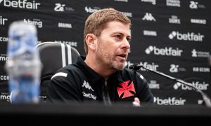 Rafael Paiva em entrevista coletiva após empate contra o Atlético-GO (Foto: Leandro Amorim/Vasco)