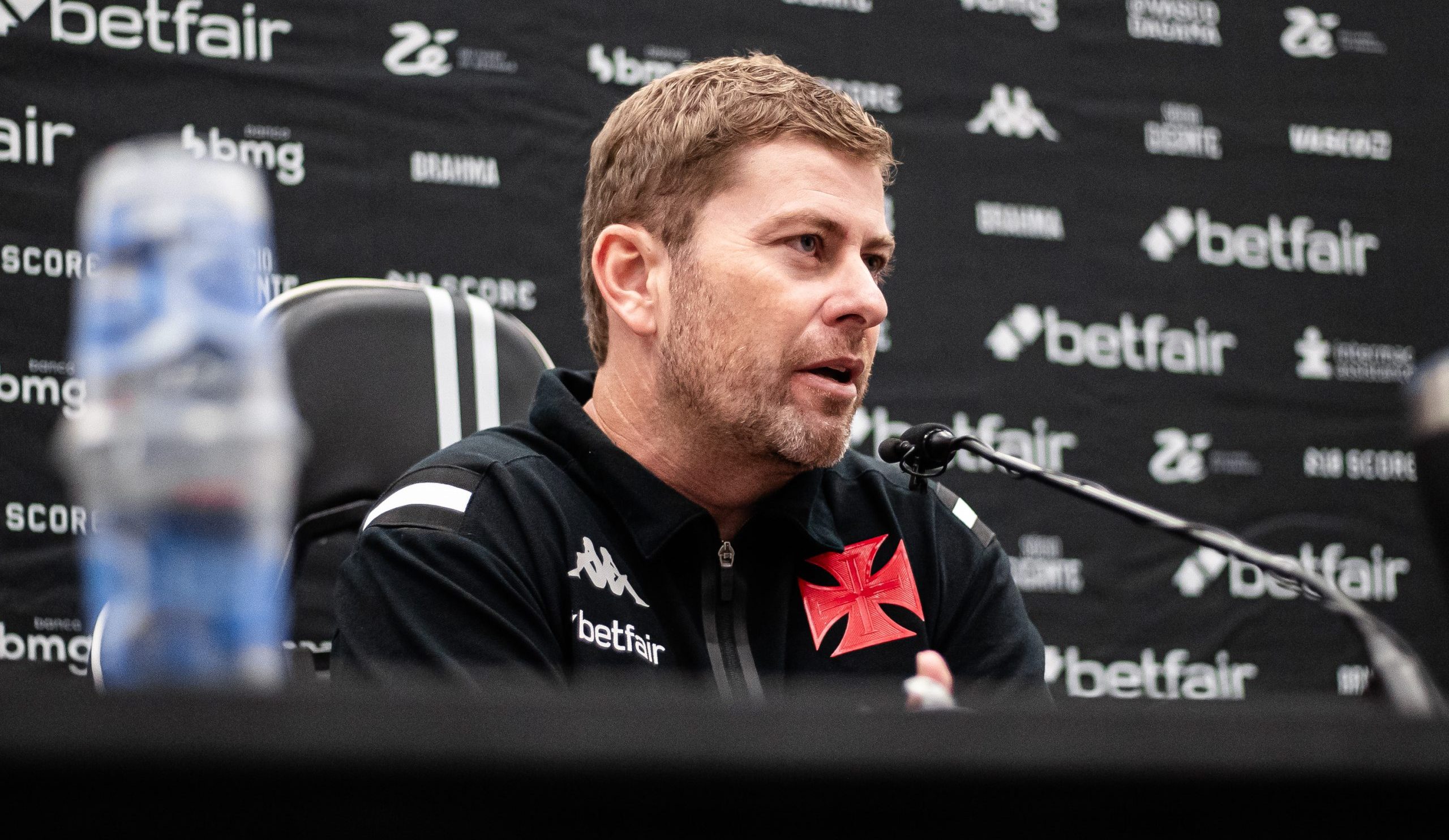 Rafael Paiva em entrevista coletiva após empate contra o Atlético-GO (Foto: Leandro Amorim/Vasco)