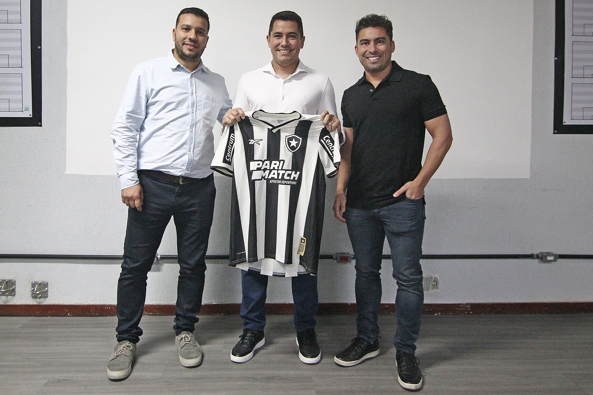Alessandro Brito, Pedro Martins e Thairo Arruda. ( Foto: Vitor Silva/Botafogo)