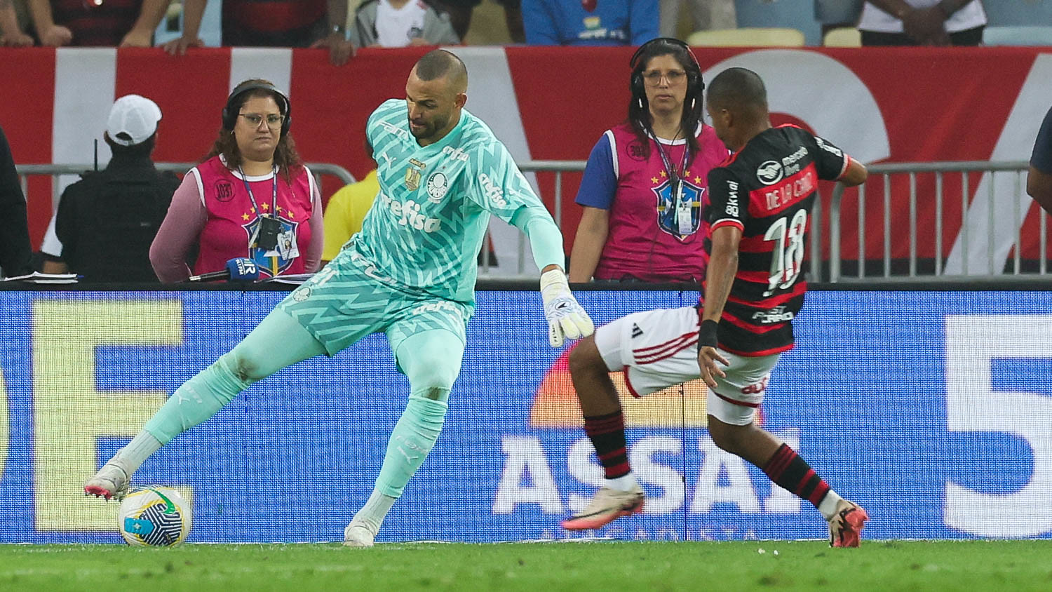 Goleiro Weverton durante partida contra o Flamengo. (Foto: Cesar Greco/Palmeiras).