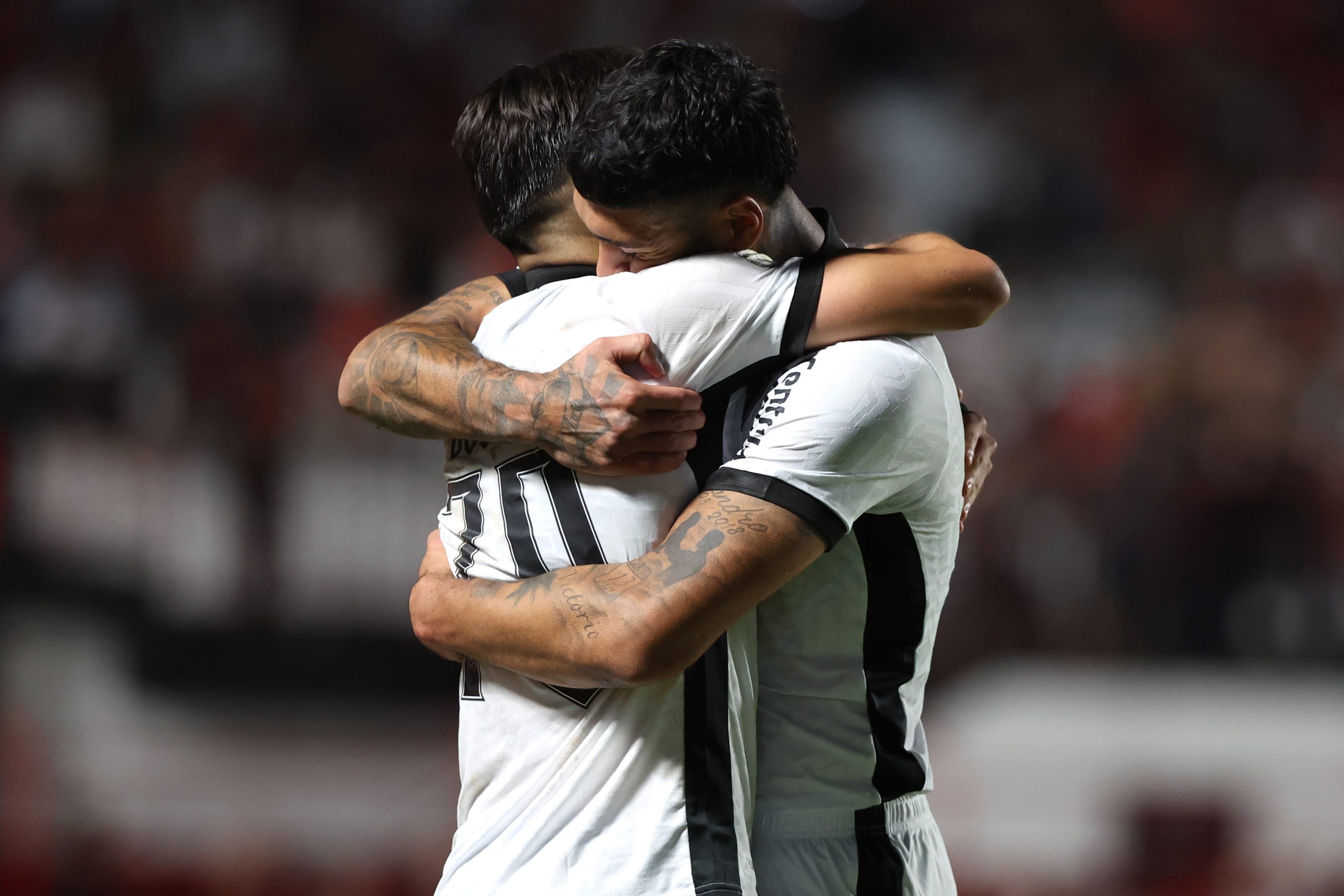 Romero e Barboza comemorando vitória. (Foto: Vítor Silva/Botafogo)