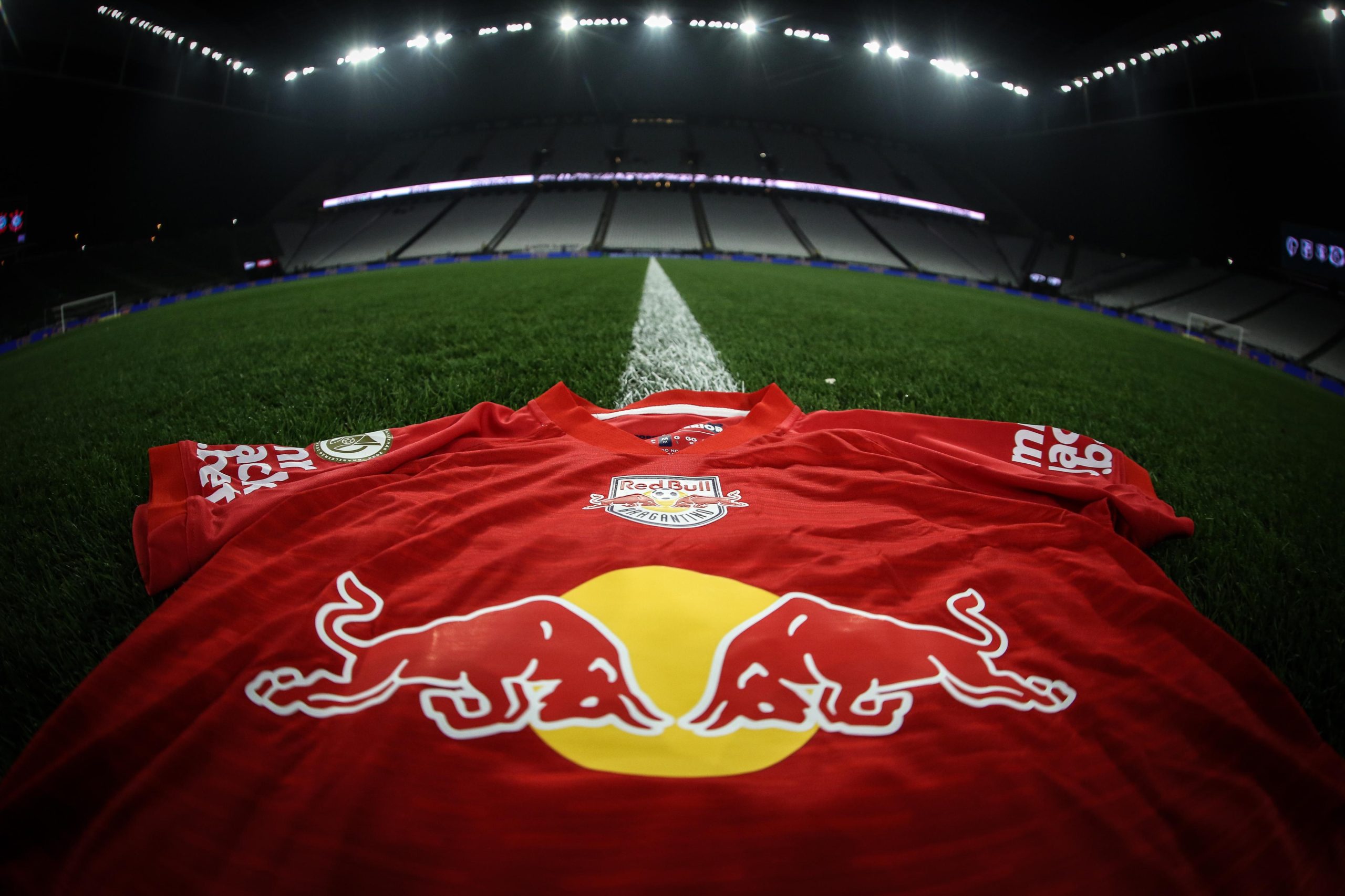 O zagueiro Pedro Henrique e o meio campista Eric Ramires desfalcarão o Braga. (Foto: Ari Ferreira/Red Bull Bragantino)