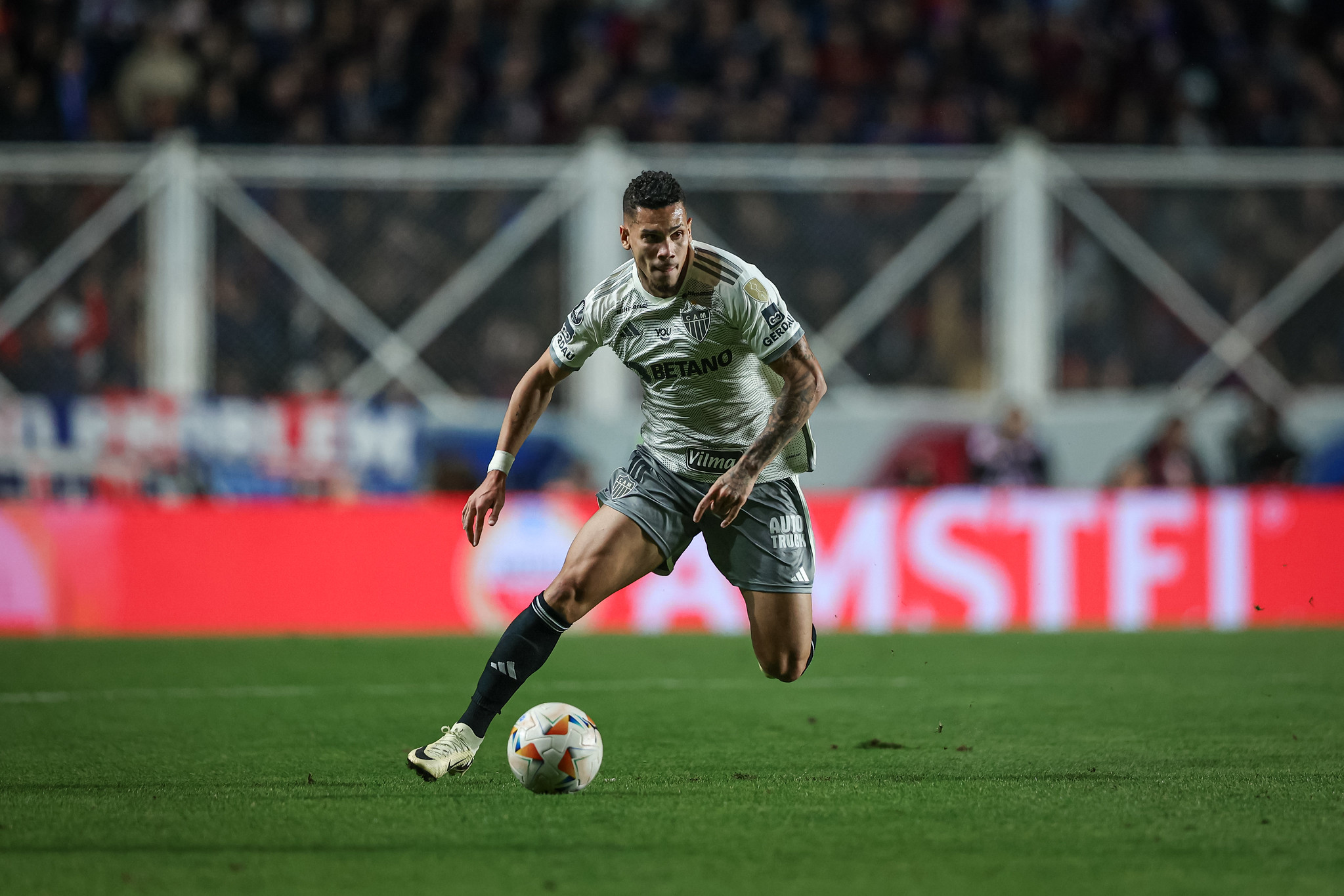 Paulinho em campo pelo Atlético. (Foto: Pedro Souza / Atlético)