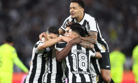 Time do Botafogo comemorando. (Foto: Vitor Silva/Botafogo)