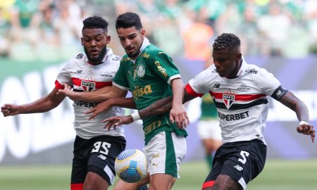 Flaco López em disputa de bola durante o Choque-Rei. (Foto: Cesar Greco/Palmeiras)