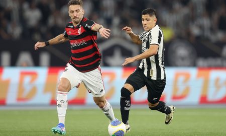 Léo Ortiz e Savarino na partida entre Botafogo e Flamengo. (Foto: Vítor Silva/Botafogo)