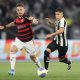 Léo Ortiz e Savarino na partida entre Botafogo e Flamengo. (Foto: Vítor Silva/Botafogo)