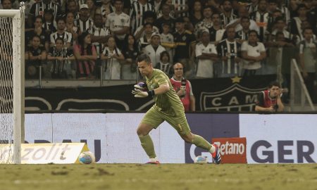 Gritos homofóbicos são entoados quando Fábio cobra os tiros de meta. (Foto: Marcelo Gonçalves/Fluminense)