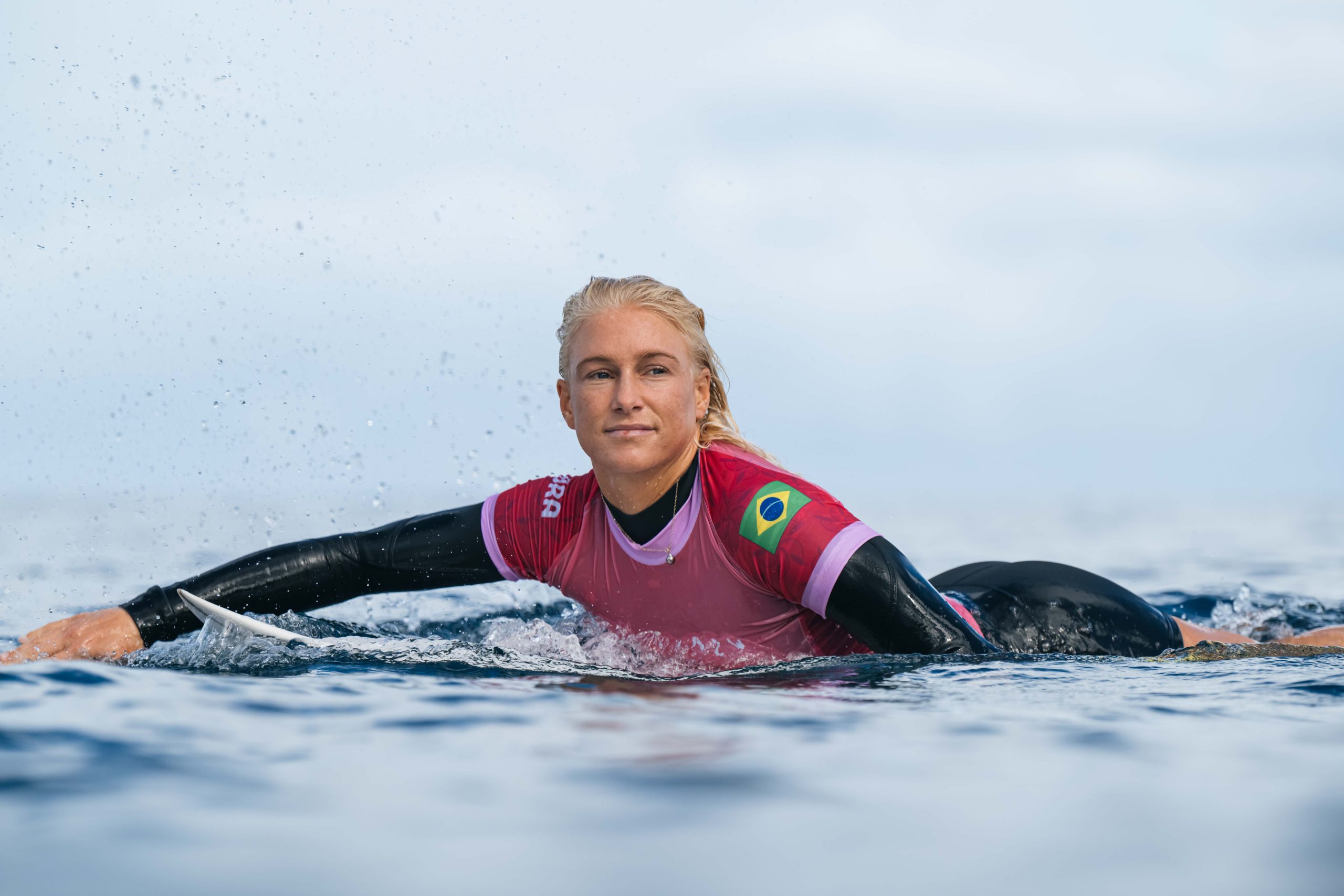 Tatiana surfa em Teahupo'o. (Foto: ISA / Beatriz Ryder)