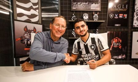 El Arouch com John Textor durante a assinatura de seu contrato. (Foto: Arthur Barreto / Botafogo)