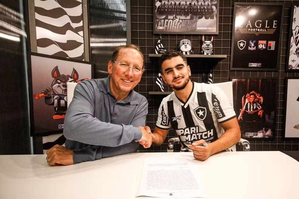 El Arouch com John Textor durante a assinatura de seu contrato. (Foto: Arthur Barreto / Botafogo)