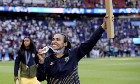 Marta com a medalha de prata de Paris 2024