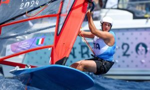 Nicolo Renna vence regata 11 do Windsurf masculino da Vela nas Olimpíadas de Paris 2024