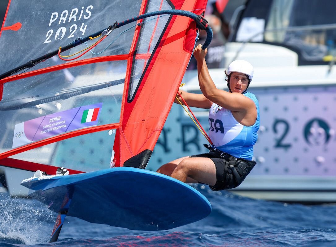 Nicolo Renna vence regata 11 do Windsurf masculino da Vela nas Olimpíadas de Paris 2024