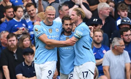 Haaland, Bernardo Silva e De Bruyne comemoram gol do Manchester City em vitória sobre o Chelsea pela Premier League