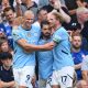 Haaland, Bernardo Silva e De Bruyne comemoram gol do Manchester City em vitória sobre o Chelsea pela Premier League