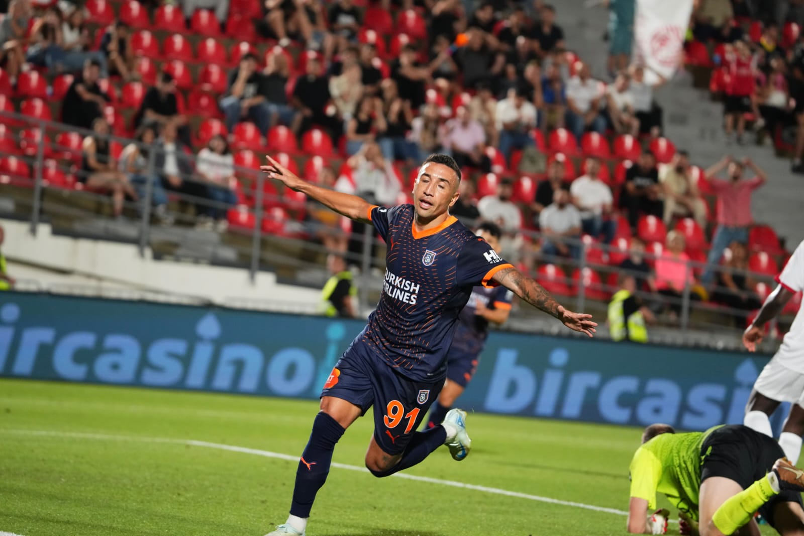 Davidson comemorando. (Foto: Divulgação/ Basaksehir)