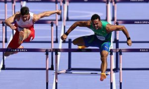 Rafael Pereira conquista vaga na semifinal dos 110m com barreiras por milésimos (Foto: Miriam Jeske/COB)