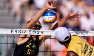 2024.08.06 - Jogos Olímpicos Paris 2024 - Vôlei de praia masculino - Evandro e Arthur enfrentam dupla da Suécia nas quartas de final. Na imagem o atleta Evandro. - Foto: Miriam Jeske/COB