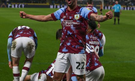 Vitinho comemorando. (Foto: Divulgação/Burnley)