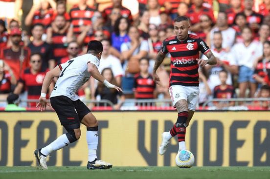Cebolinha em ação com a camisa do Flamengo (Foto: Marcelo Cortes / CRF)