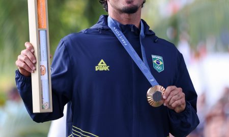 Gabriel Medina com a medalha. (Foto: William Lucas/COB)