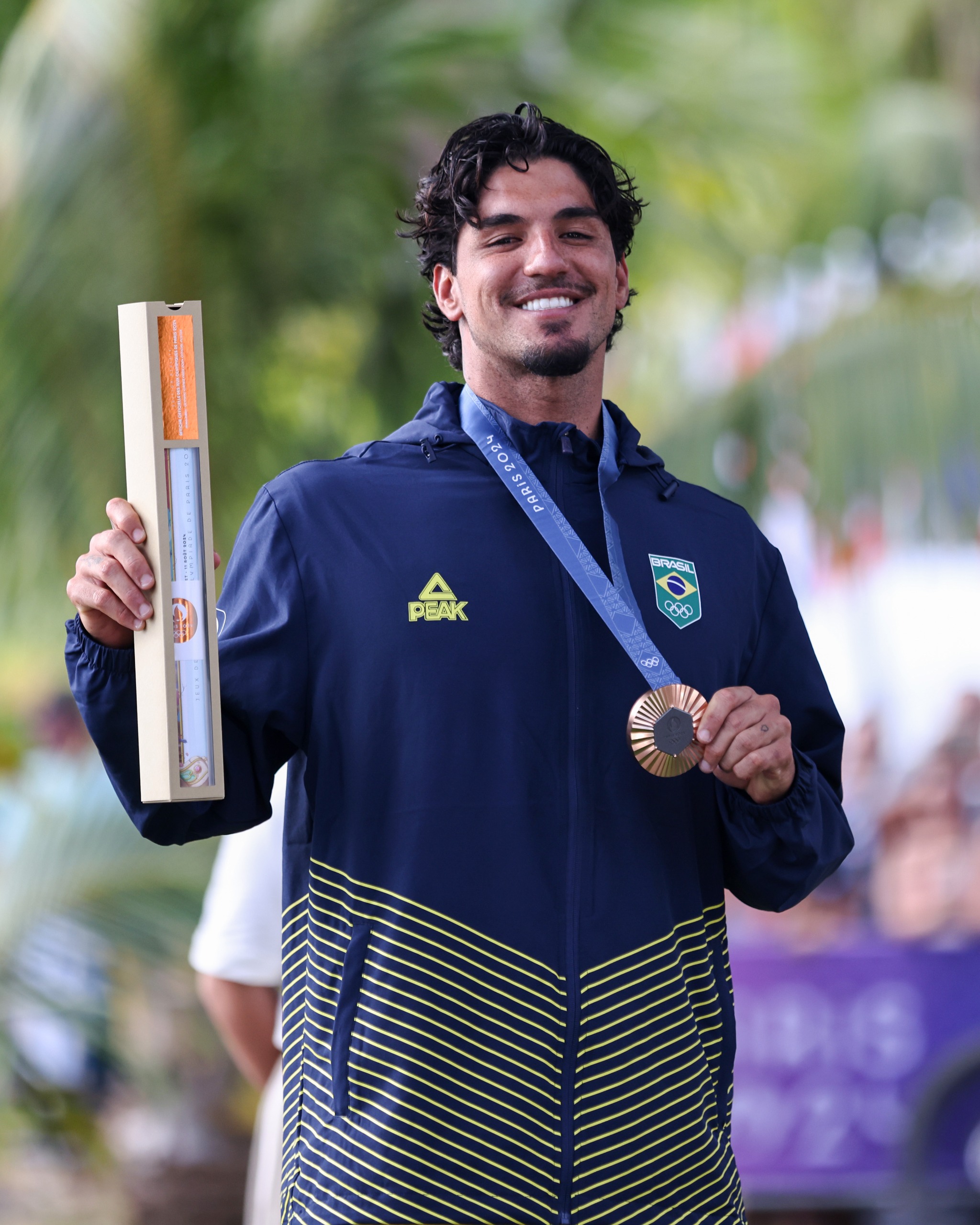 Gabriel Medina com a medalha. (Foto: William Lucas/COB)