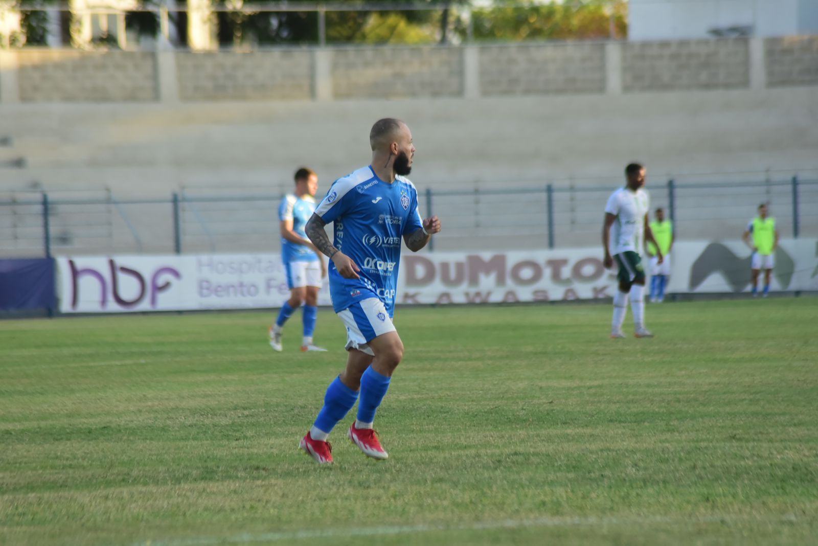 Marcelinho celebra vitória importante e bom momento na temporada. (Foto: Clara Fafa / Fotografia / Vitória-ES)