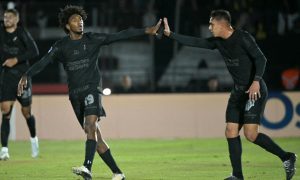 Corinthians ganha fôlego nas copas em meio à luta contra o rebaixamento no Brasileirão. (Foto: NELSON ALMEIDA/AFP via Getty Images)