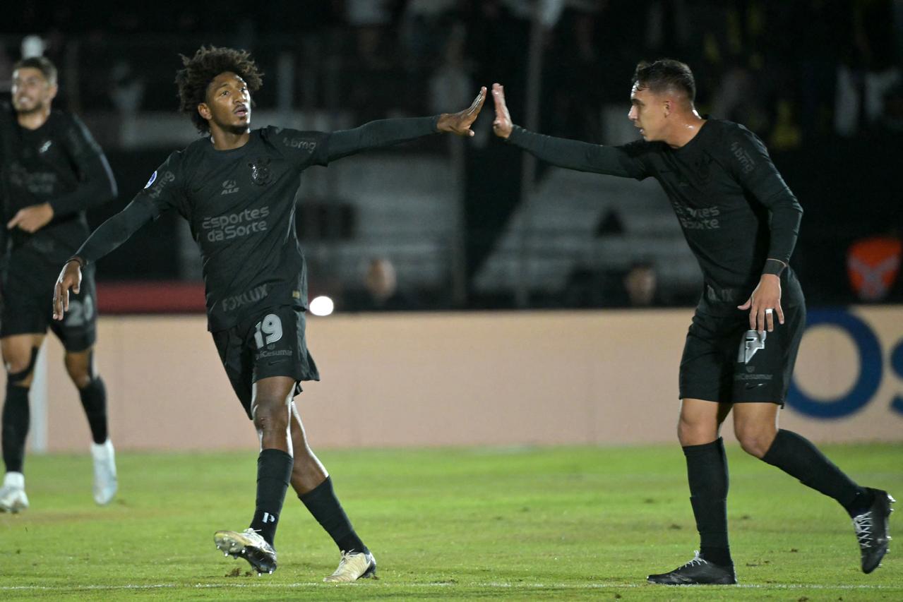 Corinthians ganha fôlego nas copas em meio à luta contra o rebaixamento no Brasileirão. (Foto: NELSON ALMEIDA/AFP via Getty Images)