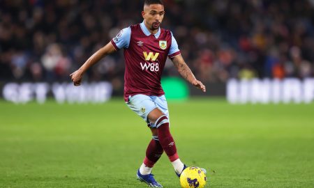 Lateral direito Vitinho jogando pelo Burnley (Photo by Matt McNulty/Getty Images)