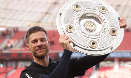 Xabi Alonso exibe troféu da Bundesliga Campeonato Alemão (Foto: Alex Grimm/Getty Images)