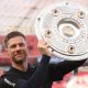 Xabi Alonso exibe troféu da Bundesliga Campeonato Alemão (Foto: Alex Grimm/Getty Images)