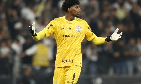 Hugo Souza defendeu uma cobrança (Foto: Miguel Schincariol/Getty Images)