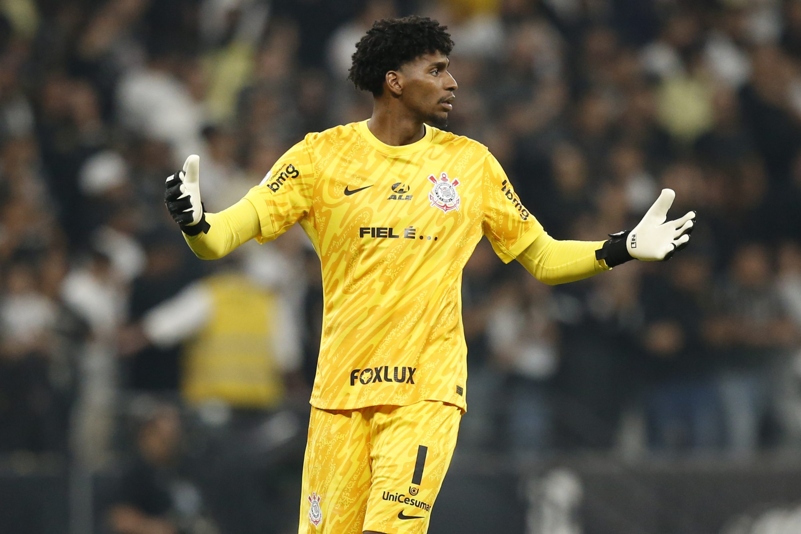 Hugo Souza defendeu uma cobrança (Foto: Miguel Schincariol/Getty Images)