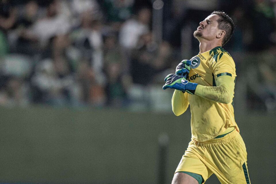 Tadeu comemora um de seus dois gols na partida. (Foto: Heber Gomes/Mais Goiás)