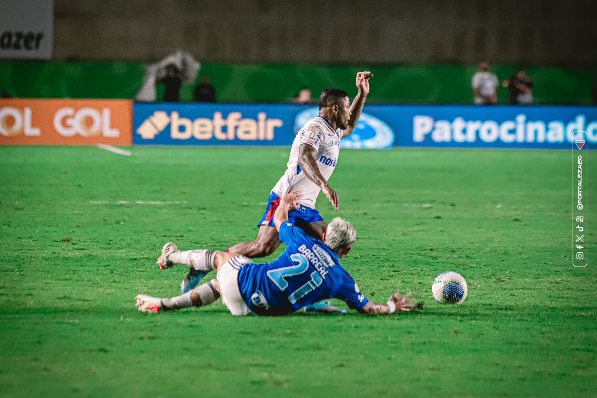 Cruzeiro e Fortaleza em ação no Estádio Kleber Andrade. (Foto: Matheus Lotif/Fortaleza EC)