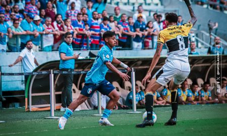 Fortaleza e Criciúma em ação durante a partida. (Foto: Matheus Lotif/Fortaleza EC)